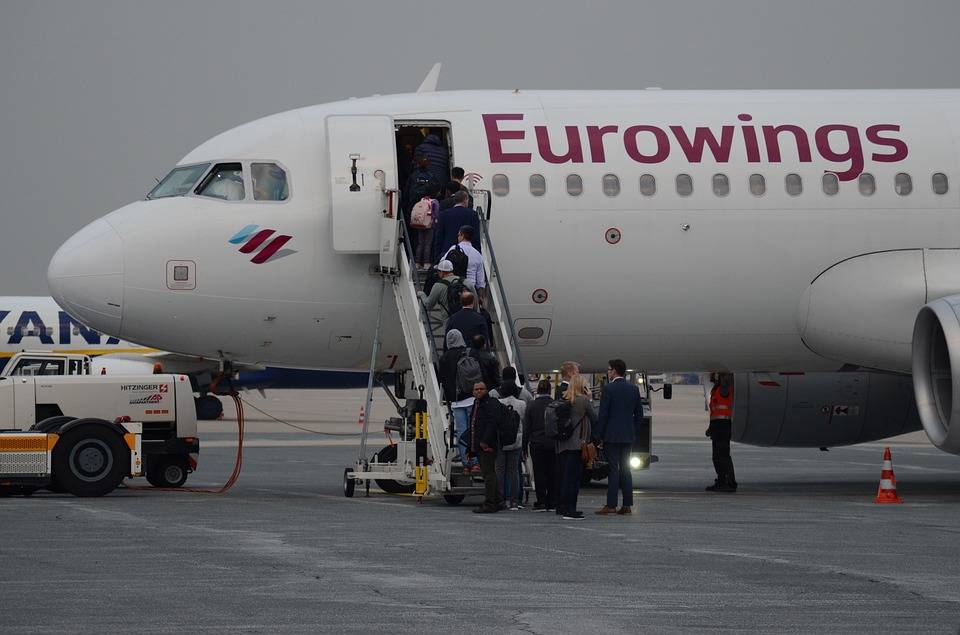 letadlo eurowings na letišti