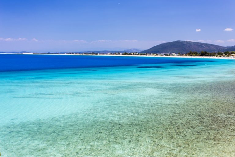 Tyrkysové vody z Ajos Ioannis Beach na ostrově Lefkada, Řecko